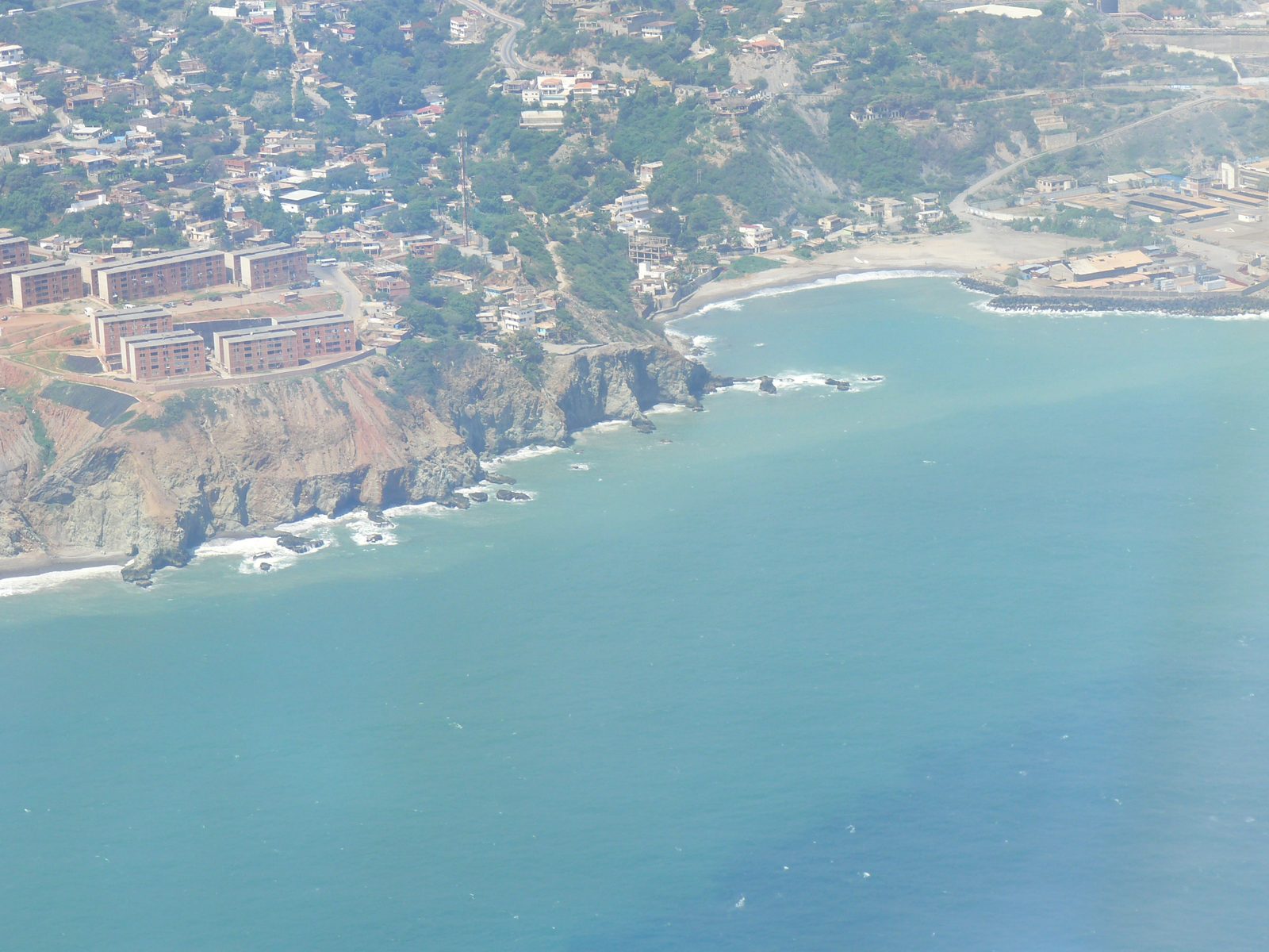 Vista del casco de La Guaira desde la ladera, con el mar al fondo