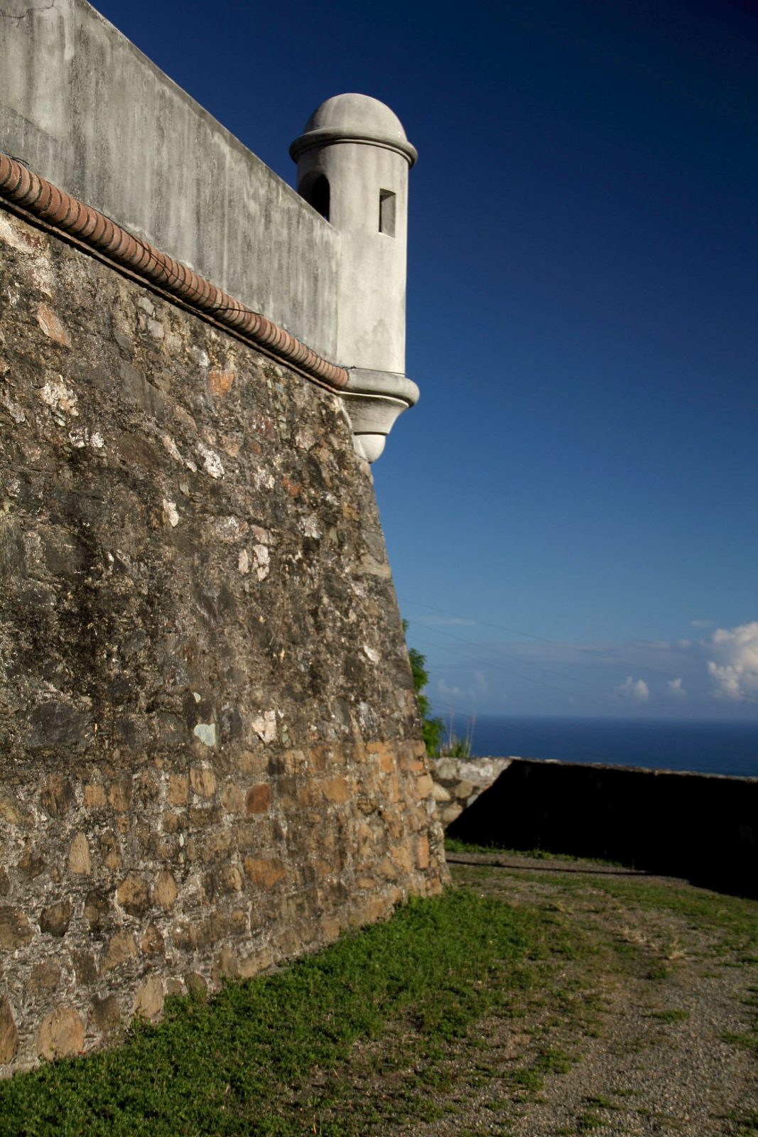 Muros de mampostería del Fuerte San Carlos de La Guaira, en lo alto del sistema defensivo del casco