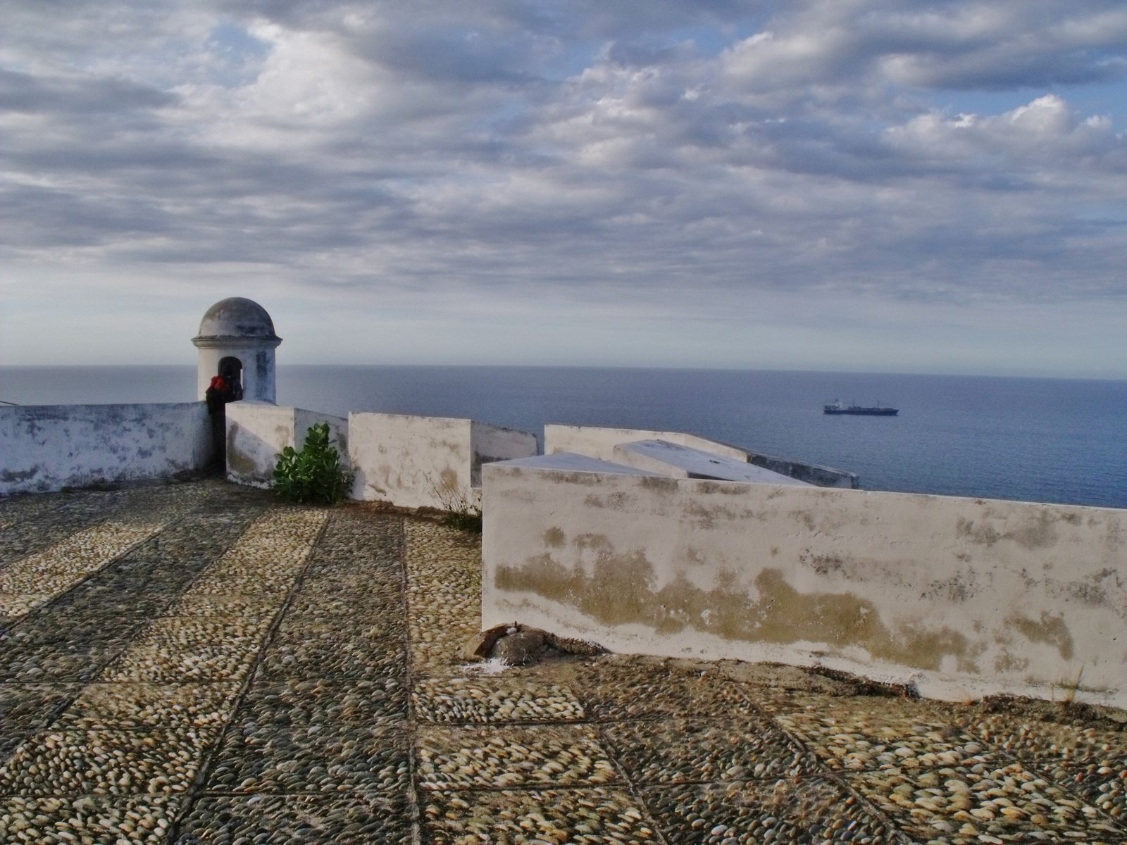 Fortín El Vigía de La Guaira: atalaya semicircular y muros del hornabeque en el cerro El Vigía