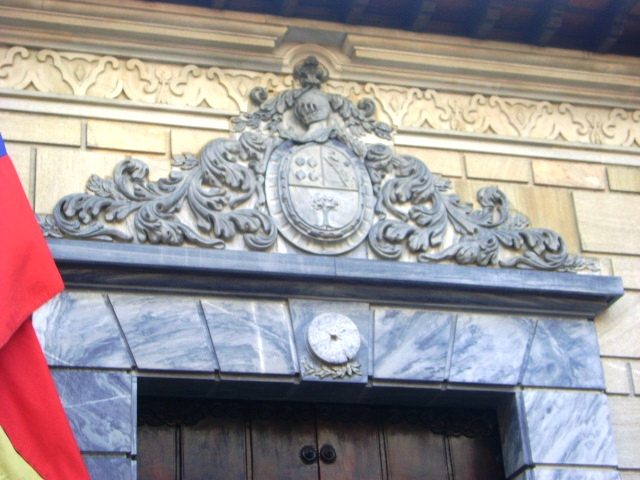 Detalle de la puerta de entrada de la Casa Natal del Libertador en Caracas, portón de madera de dos hojas con portada moldurada