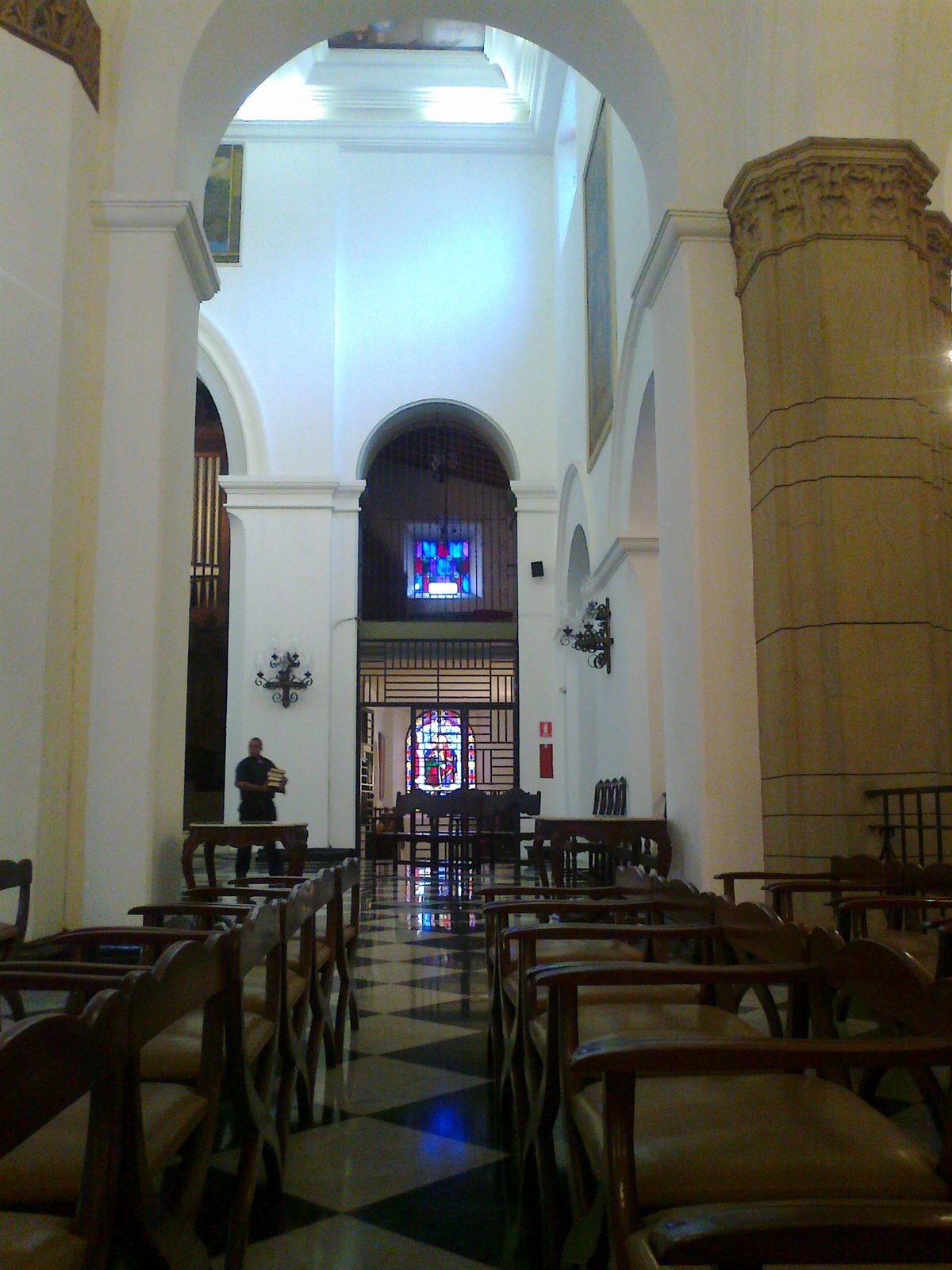 Fachada principal de la Catedral de Caracas, de tres cuerpos con pilastras y frontón lobulado