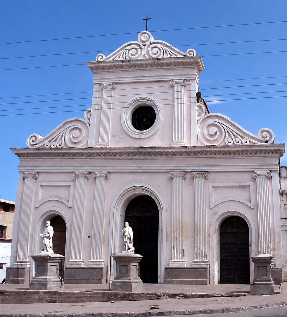 Fachada de la Catedral de San Pedro Apóstol de La Guaira, con dos cuerpos, tres portones en arco y óculo central